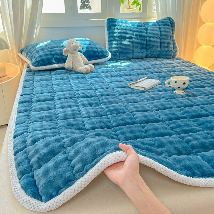 91家纺网 家纺一手货源 找家纺 蕾诺家纺 2025新款加厚泡泡兔绒夹棉床垫保护垫 孔雀蓝