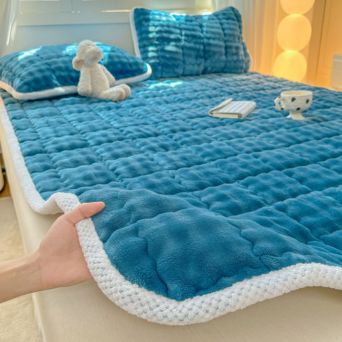 91家纺网 家纺一手货源 找家纺 蕾诺家纺 2025新款加厚泡泡兔绒夹棉床垫保护垫 孔雀蓝