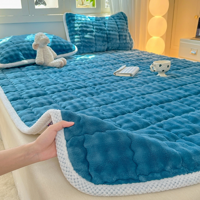 91家纺网 家纺一手货源 找家纺 蕾诺家纺 2025新款加厚泡泡兔绒夹棉床垫保护垫 孔雀蓝