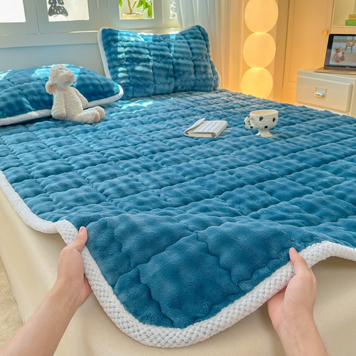 91家纺网 家纺一手货源 找家纺 蕾诺家纺 2025新款加厚泡泡兔绒夹棉床垫保护垫 孔雀蓝