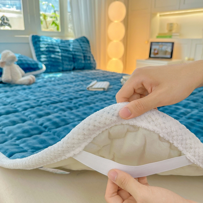 91家纺网 家纺一手货源 找家纺 蕾诺家纺 2025新款加厚泡泡兔绒夹棉床垫保护垫 孔雀蓝