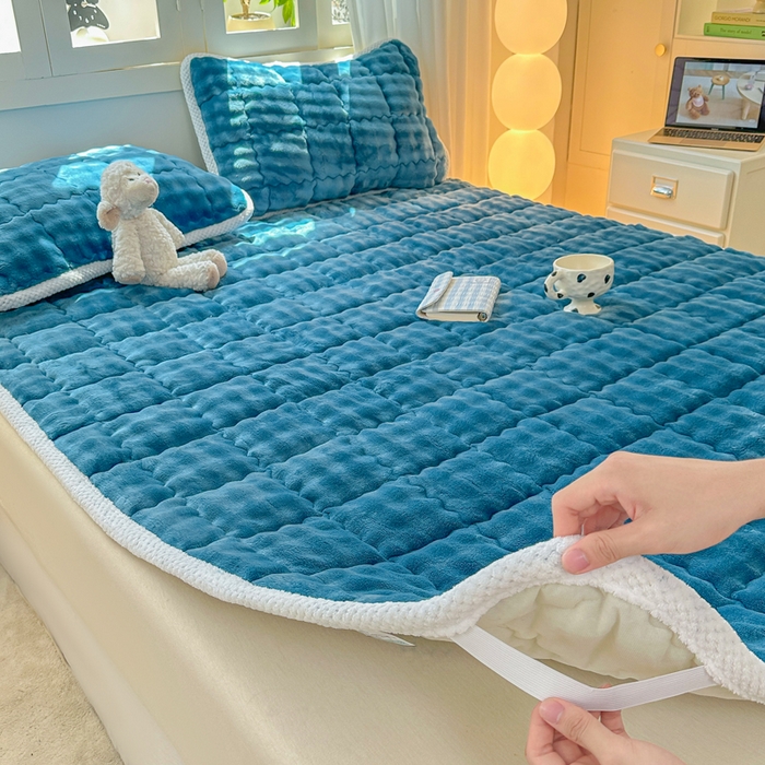 91家纺网 家纺一手货源 找家纺 蕾诺家纺 2025新款加厚泡泡兔绒夹棉床垫保护垫 孔雀蓝