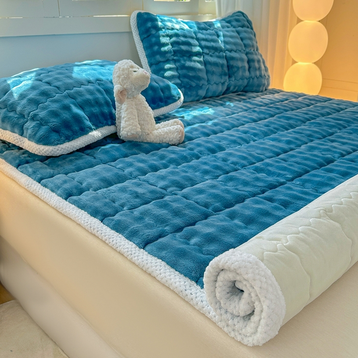 91家纺网 家纺一手货源 找家纺 蕾诺家纺 2025新款加厚泡泡兔绒夹棉床垫保护垫 孔雀蓝