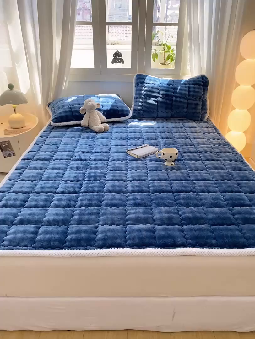 91家纺网 家纺一手货源 找家纺 蕾诺家纺 2025新款加厚泡泡兔绒夹棉床垫保护垫 孔雀蓝