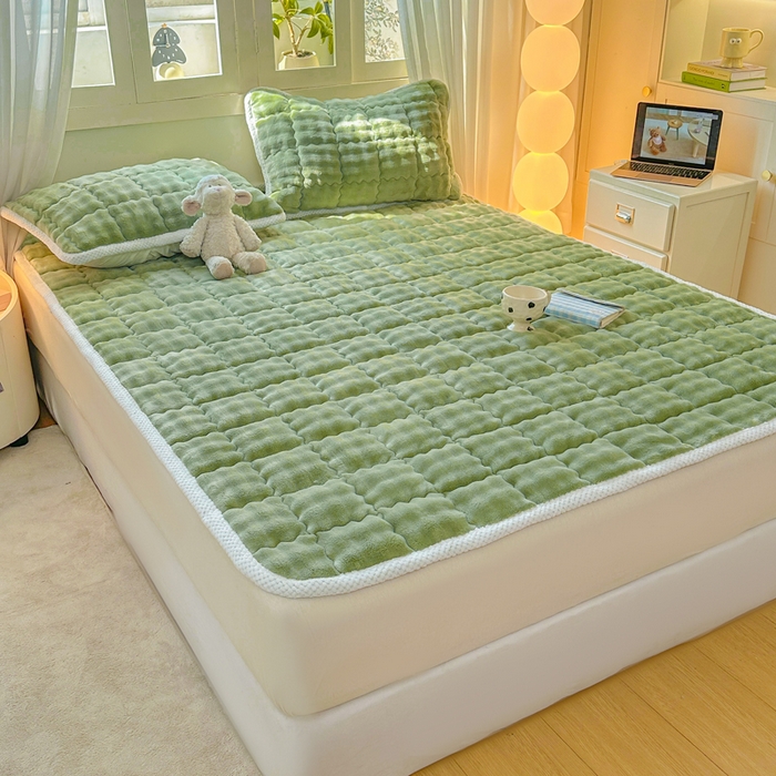 91家纺网 家纺一手货源 找家纺 蕾诺家纺 2025新款加厚泡泡兔绒夹棉床垫保护垫 抹茶绿