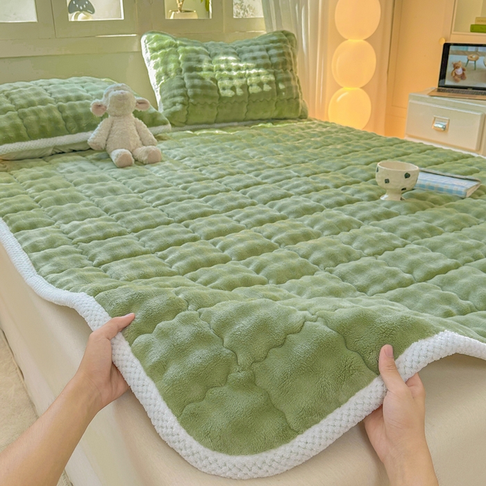 91家纺网 家纺一手货源 找家纺 蕾诺家纺 2025新款加厚泡泡兔绒夹棉床垫保护垫 抹茶绿