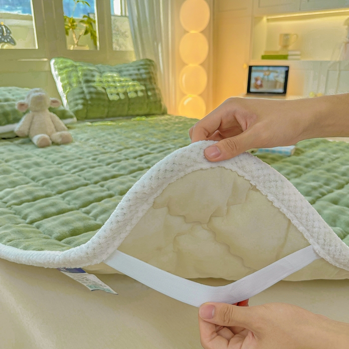 91家纺网 家纺一手货源 找家纺 蕾诺家纺 2025新款加厚泡泡兔绒夹棉床垫保护垫 抹茶绿