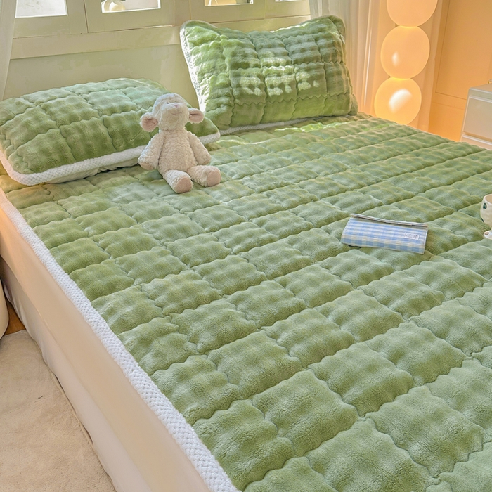 91家纺网 家纺一手货源 找家纺 蕾诺家纺 2025新款加厚泡泡兔绒夹棉床垫保护垫 抹茶绿