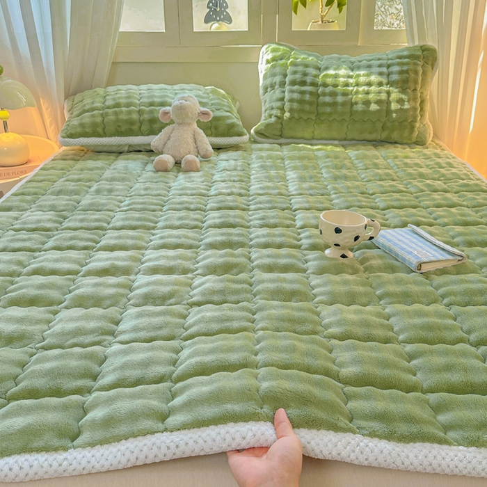 91家纺网 家纺一手货源 找家纺 蕾诺家纺 2025新款加厚泡泡兔绒夹棉床垫保护垫 抹茶绿