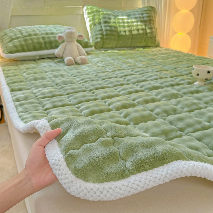 91家纺网 家纺一手货源 找家纺 蕾诺家纺 2025新款加厚泡泡兔绒夹棉床垫保护垫 抹茶绿