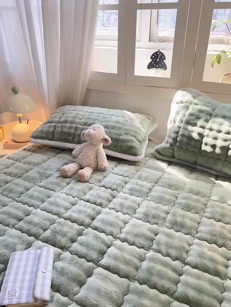 91家纺网 家纺一手货源 找家纺 蕾诺家纺 2025新款加厚泡泡兔绒夹棉床垫保护垫 抹茶绿