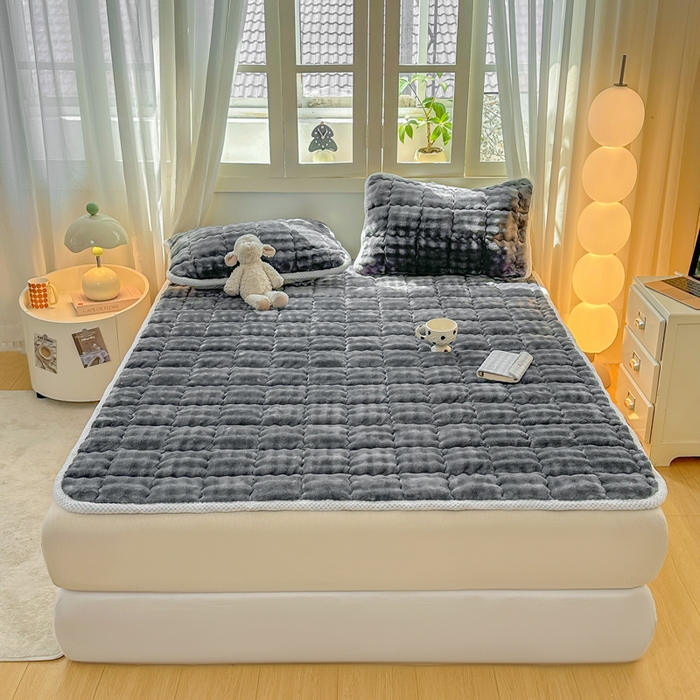 91家纺网 家纺一手货源 找家纺 蕾诺家纺 2025新款加厚泡泡兔绒夹棉床垫保护垫 石墨灰