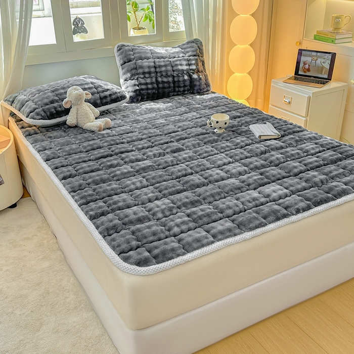 91家纺网 家纺一手货源 找家纺 蕾诺家纺 2025新款加厚泡泡兔绒夹棉床垫保护垫 石墨灰