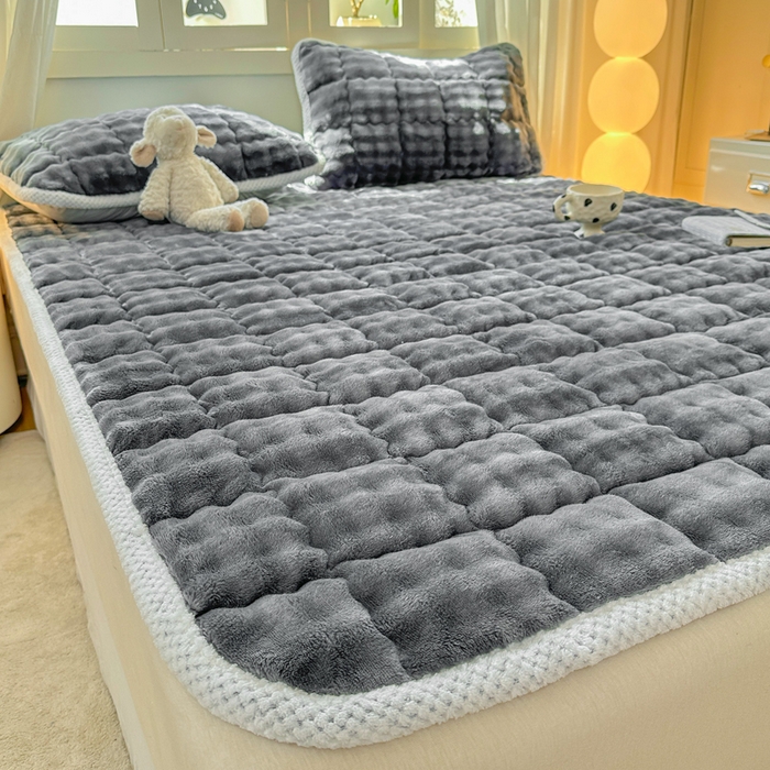 91家纺网 家纺一手货源 找家纺 蕾诺家纺 2025新款加厚泡泡兔绒夹棉床垫保护垫 石墨灰