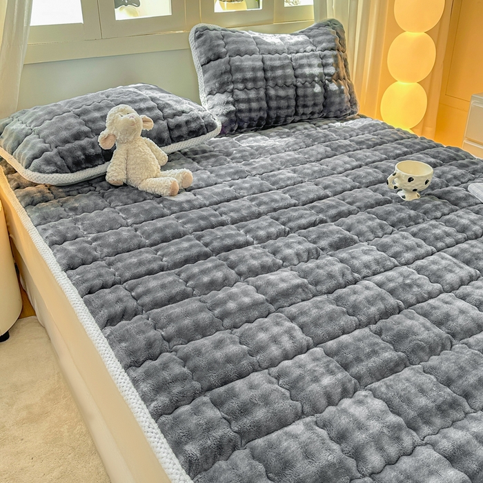 91家纺网 家纺一手货源 找家纺 蕾诺家纺 2025新款加厚泡泡兔绒夹棉床垫保护垫 石墨灰