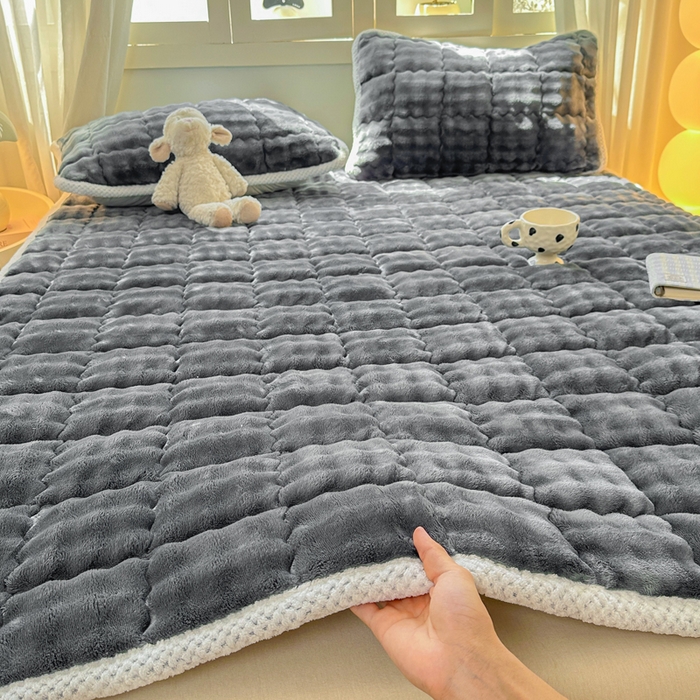 91家纺网 家纺一手货源 找家纺 蕾诺家纺 2025新款加厚泡泡兔绒夹棉床垫保护垫 石墨灰