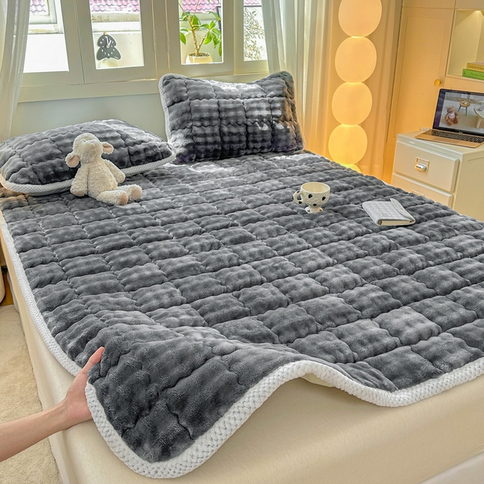 91家纺网 家纺一手货源 找家纺 蕾诺家纺 2025新款加厚泡泡兔绒夹棉床垫保护垫 石墨灰