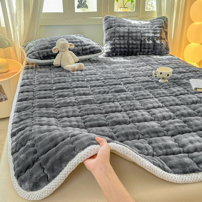91家纺网 家纺一手货源 找家纺 蕾诺家纺 2025新款加厚泡泡兔绒夹棉床垫保护垫 石墨灰