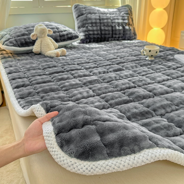 91家纺网 家纺一手货源 找家纺 蕾诺家纺 2025新款加厚泡泡兔绒夹棉床垫保护垫 石墨灰