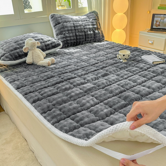 91家纺网 家纺一手货源 找家纺 蕾诺家纺 2025新款加厚泡泡兔绒夹棉床垫保护垫 石墨灰