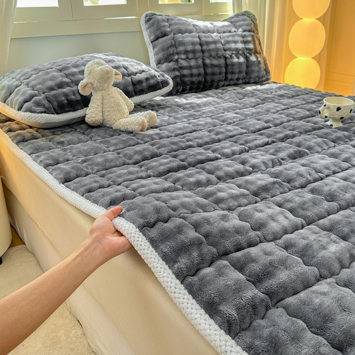 91家纺网 家纺一手货源 找家纺 蕾诺家纺 2025新款加厚泡泡兔绒夹棉床垫保护垫 石墨灰