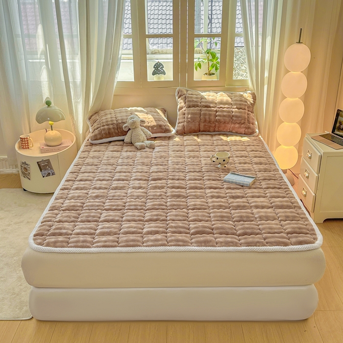 91家纺网 家纺一手货源 找家纺 蕾诺家纺 2025新款加厚泡泡兔绒夹棉床垫保护垫 温暖咖