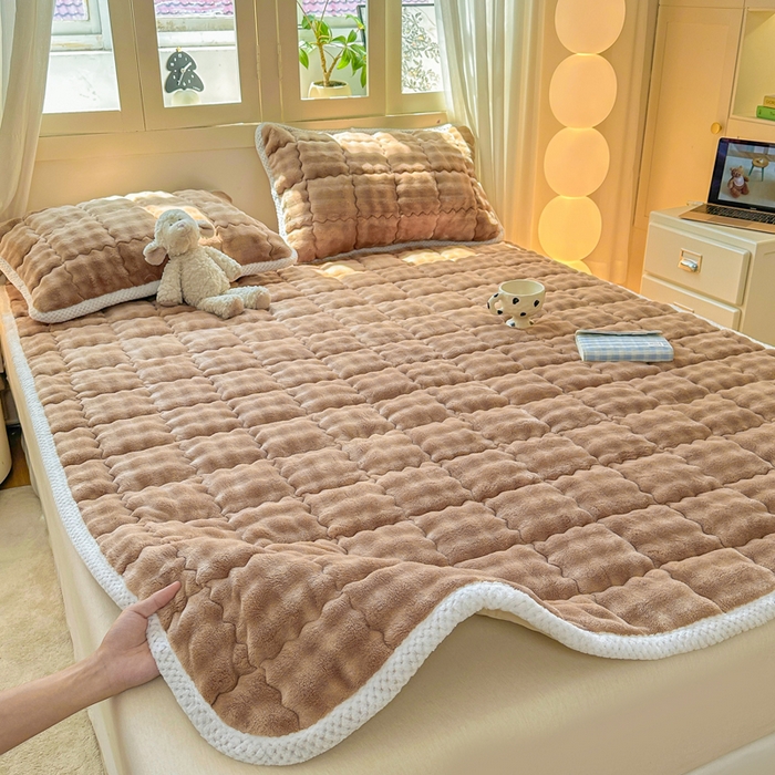 91家纺网 家纺一手货源 找家纺 蕾诺家纺 2025新款加厚泡泡兔绒夹棉床垫保护垫 温暖咖