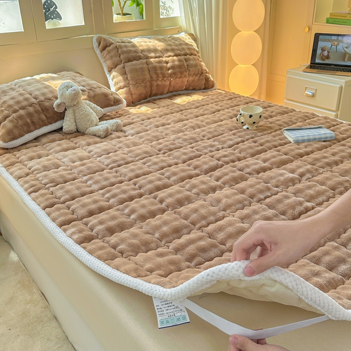 91家纺网 家纺一手货源 找家纺 蕾诺家纺 2025新款加厚泡泡兔绒夹棉床垫保护垫 温暖咖