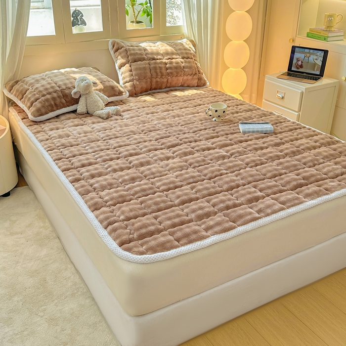 91家纺网 家纺一手货源 找家纺 蕾诺家纺 2025新款加厚泡泡兔绒夹棉床垫保护垫 温暖咖