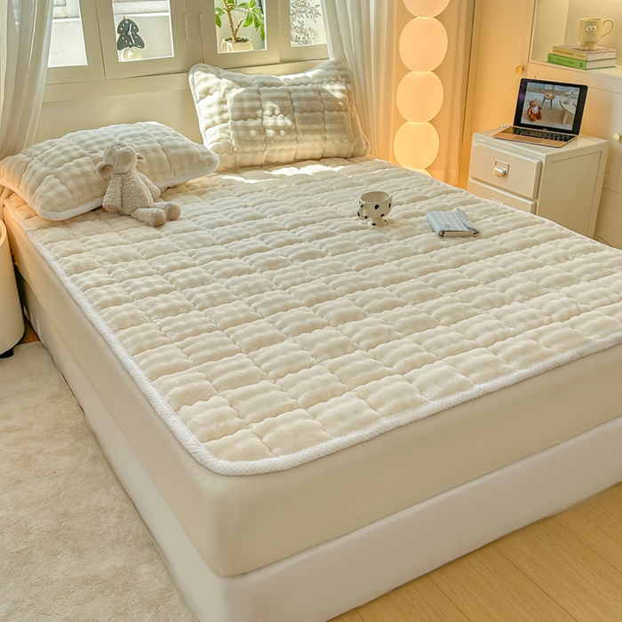 91家纺网 家纺一手货源 找家纺 蕾诺家纺 2025新款加厚泡泡兔绒夹棉床垫保护垫 珍珠白