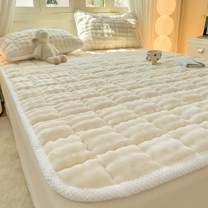 91家纺网 家纺一手货源 找家纺 蕾诺家纺 2025新款加厚泡泡兔绒夹棉床垫保护垫 珍珠白