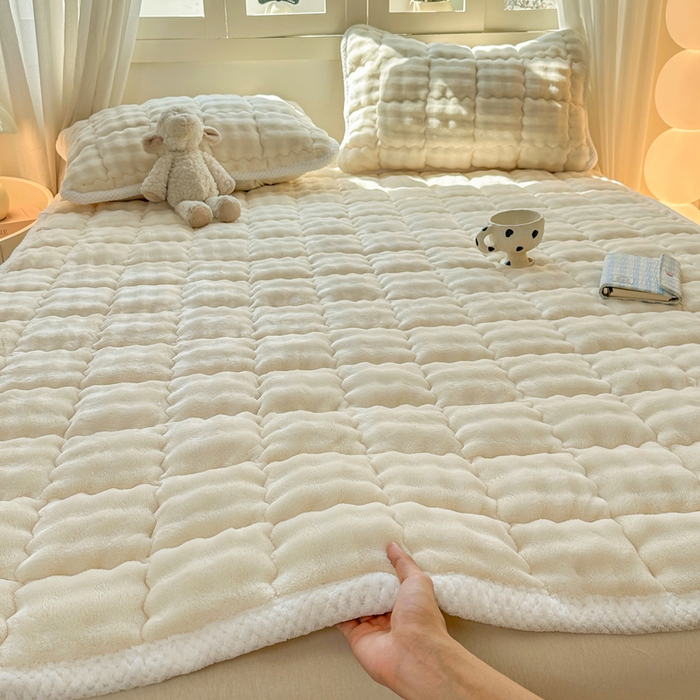 91家纺网 家纺一手货源 找家纺 蕾诺家纺 2025新款加厚泡泡兔绒夹棉床垫保护垫 珍珠白