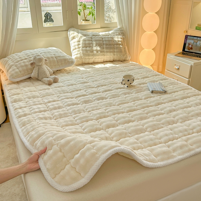 91家纺网 家纺一手货源 找家纺 蕾诺家纺 2025新款加厚泡泡兔绒夹棉床垫保护垫 珍珠白