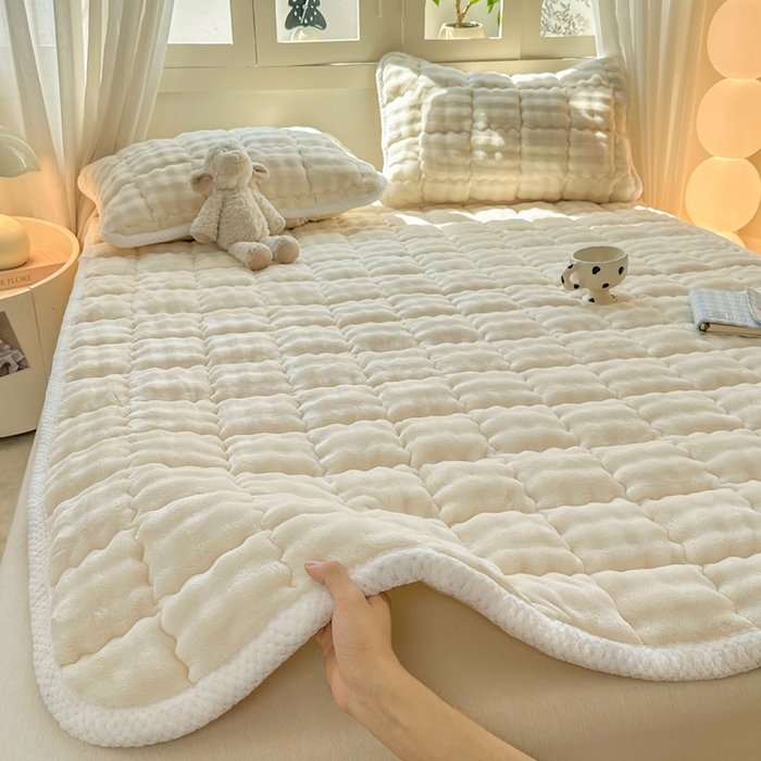 91家纺网 家纺一手货源 找家纺 蕾诺家纺 2025新款加厚泡泡兔绒夹棉床垫保护垫 珍珠白