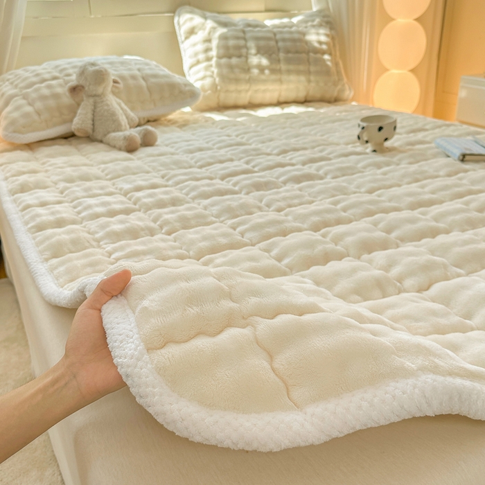 91家纺网 家纺一手货源 找家纺 蕾诺家纺 2025新款加厚泡泡兔绒夹棉床垫保护垫 珍珠白