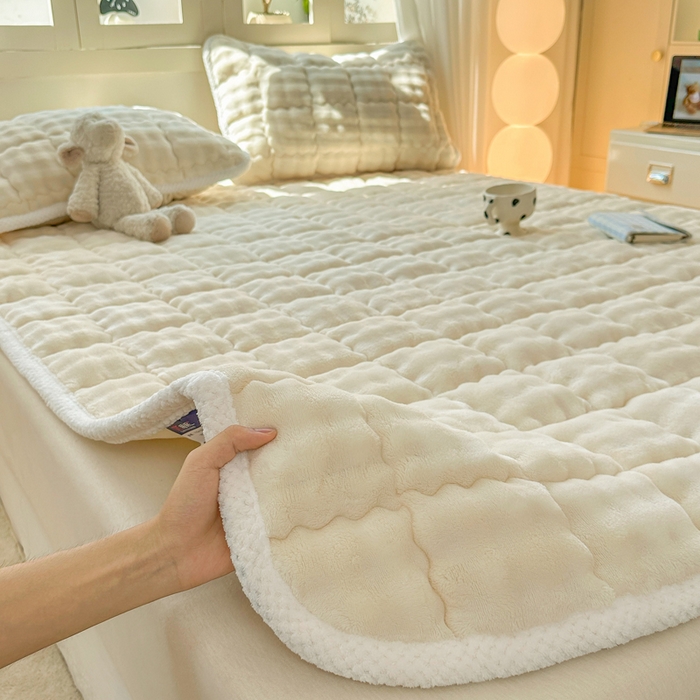 91家纺网 家纺一手货源 找家纺 蕾诺家纺 2025新款加厚泡泡兔绒夹棉床垫保护垫 珍珠白