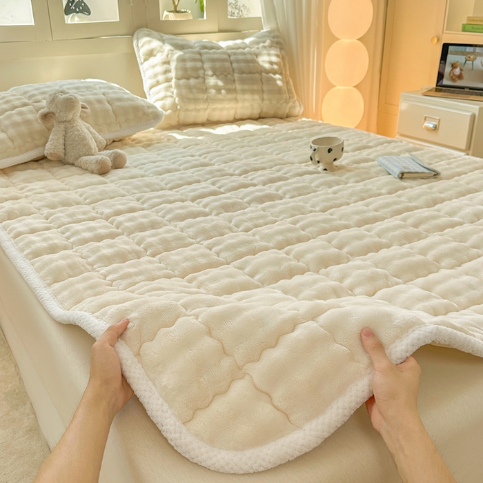 91家纺网 家纺一手货源 找家纺 蕾诺家纺 2025新款加厚泡泡兔绒夹棉床垫保护垫 珍珠白