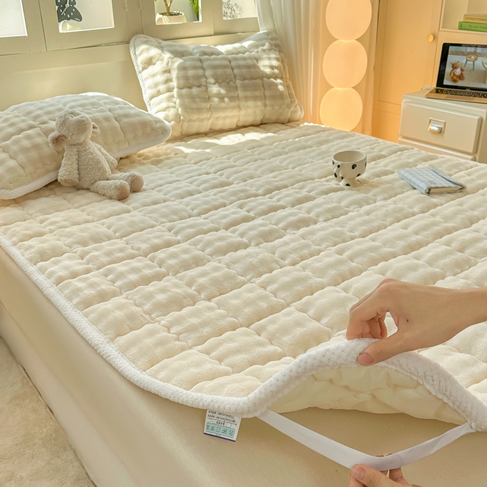 91家纺网 家纺一手货源 找家纺 蕾诺家纺 2025新款加厚泡泡兔绒夹棉床垫保护垫 珍珠白