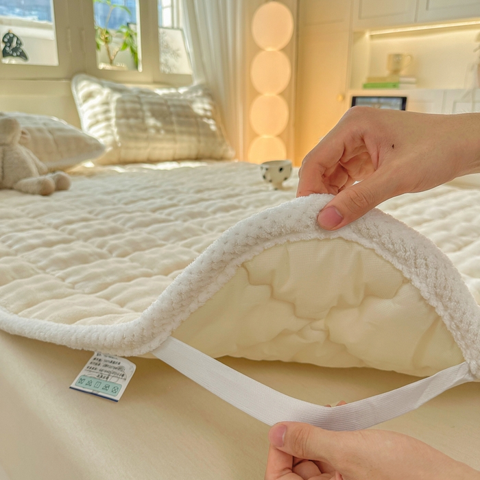 91家纺网 家纺一手货源 找家纺 蕾诺家纺 2025新款加厚泡泡兔绒夹棉床垫保护垫 珍珠白