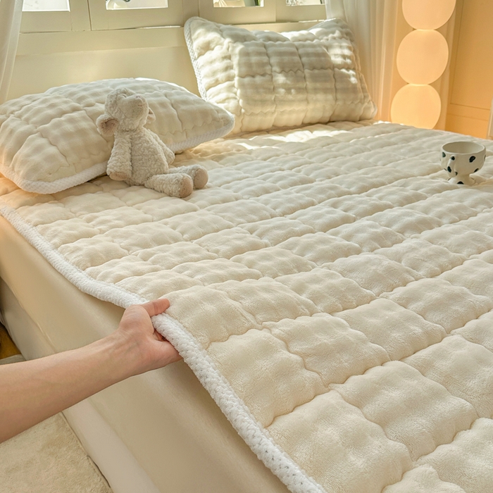 91家纺网 家纺一手货源 找家纺 蕾诺家纺 2025新款加厚泡泡兔绒夹棉床垫保护垫 珍珠白