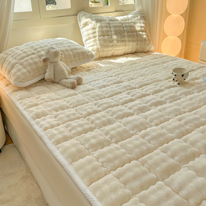 91家纺网 家纺一手货源 找家纺 蕾诺家纺 2025新款加厚泡泡兔绒夹棉床垫保护垫 珍珠白