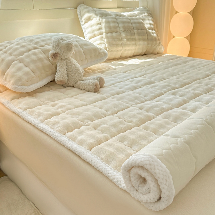 91家纺网 家纺一手货源 找家纺 蕾诺家纺 2025新款加厚泡泡兔绒夹棉床垫保护垫 珍珠白