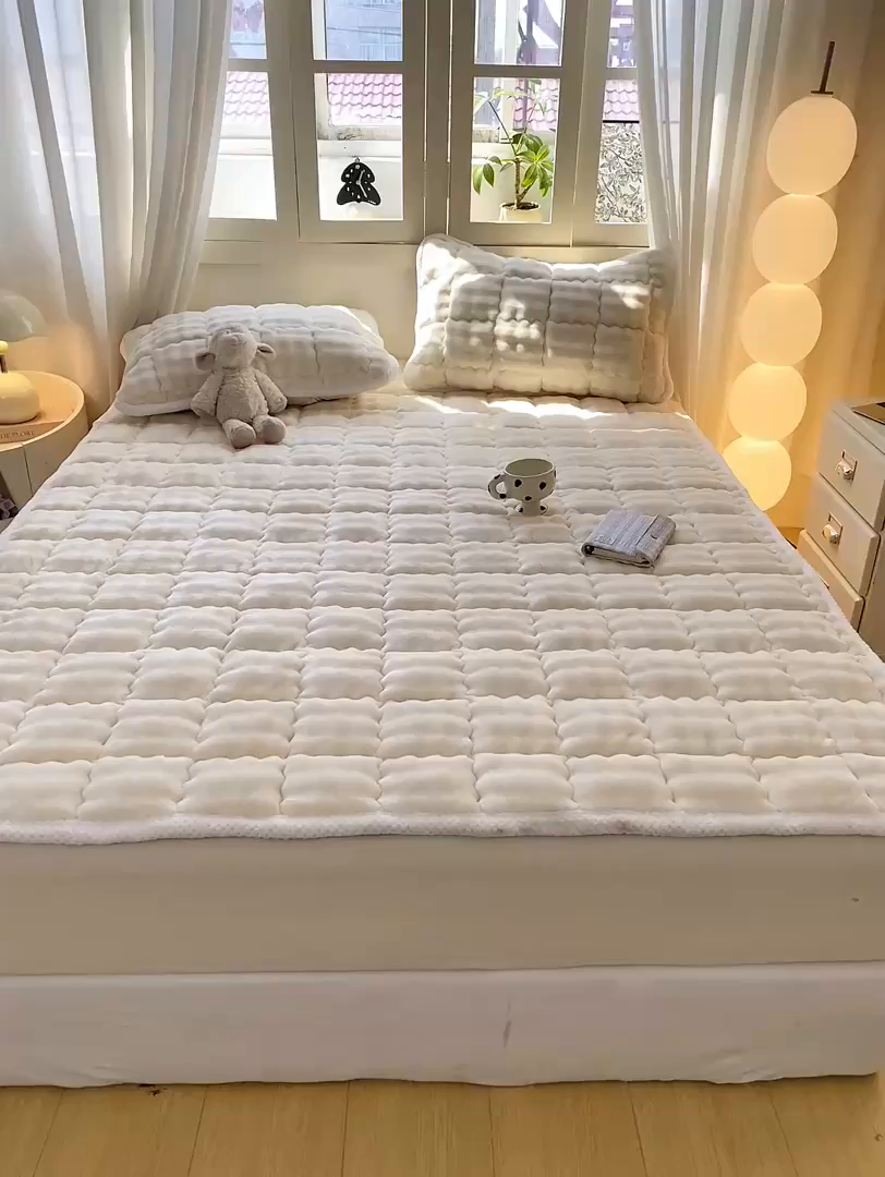 91家纺网 家纺一手货源 找家纺 蕾诺家纺 2025新款加厚泡泡兔绒夹棉床垫保护垫 珍珠白