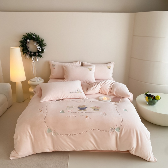 91家纺网 家纺一手货源 找家纺 （总）云栖家居 2025秋冬新款消光A类纯色卡通绣花牛奶绒四件套-欢乐伙伴