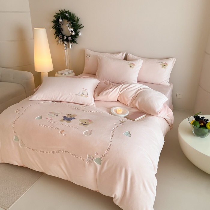 91家纺网 家纺一手货源 找家纺 （总）云栖家居 2025秋冬新款消光A类纯色卡通绣花牛奶绒四件套-欢乐伙伴