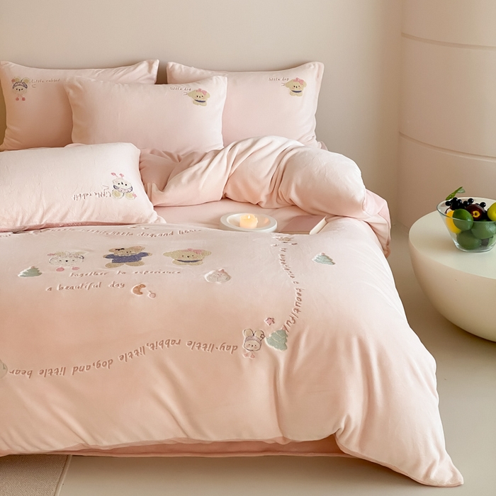 91家纺网 家纺一手货源 找家纺 （总）云栖家居 2025秋冬新款消光A类纯色卡通绣花牛奶绒四件套-欢乐伙伴