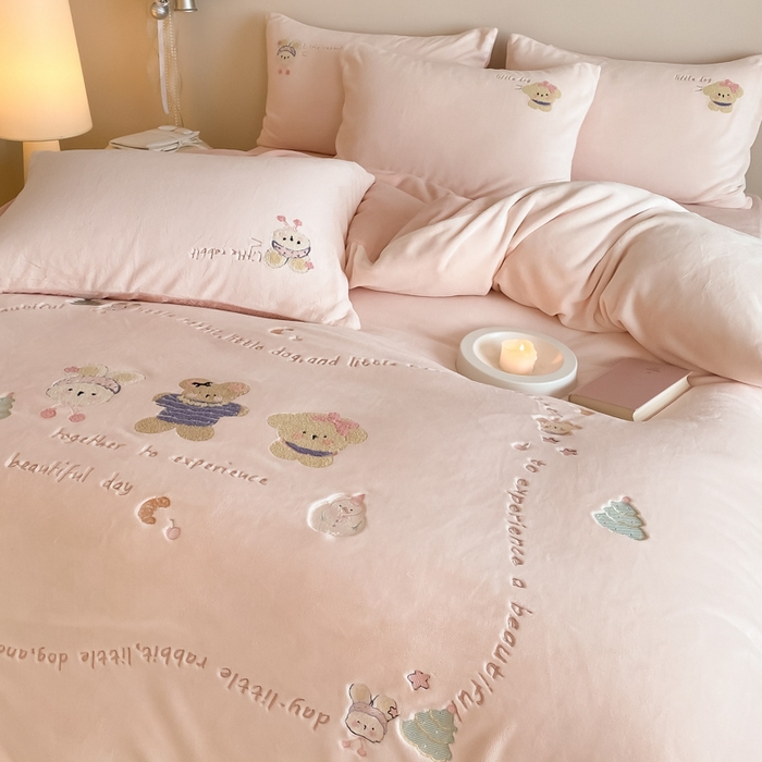 91家纺网 家纺一手货源 找家纺 （总）云栖家居 2025秋冬新款消光A类纯色卡通绣花牛奶绒四件套-欢乐伙伴