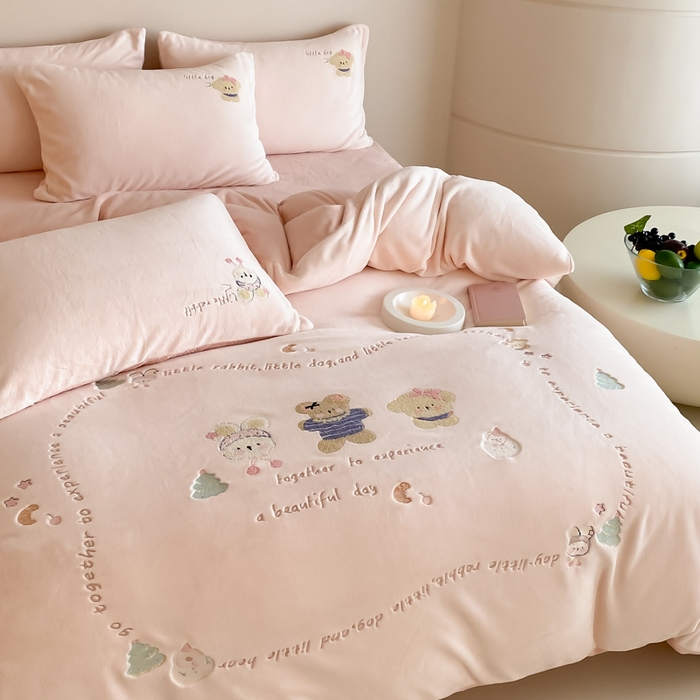 91家纺网 家纺一手货源 找家纺 （总）云栖家居 2025秋冬新款消光A类纯色卡通绣花牛奶绒四件套-欢乐伙伴