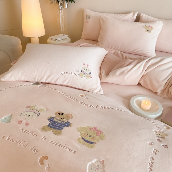 91家纺网 家纺一手货源 找家纺 （总）云栖家居 2025秋冬新款消光A类纯色卡通绣花牛奶绒四件套-欢乐伙伴
