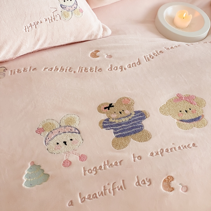 91家纺网 家纺一手货源 找家纺 （总）云栖家居 2025秋冬新款消光A类纯色卡通绣花牛奶绒四件套-欢乐伙伴